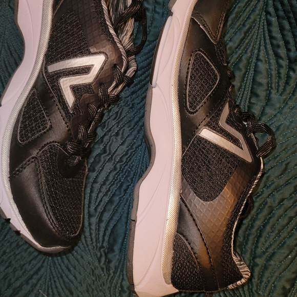 Vionic never worn size 8 tennis shoe - Picture 6 of 7